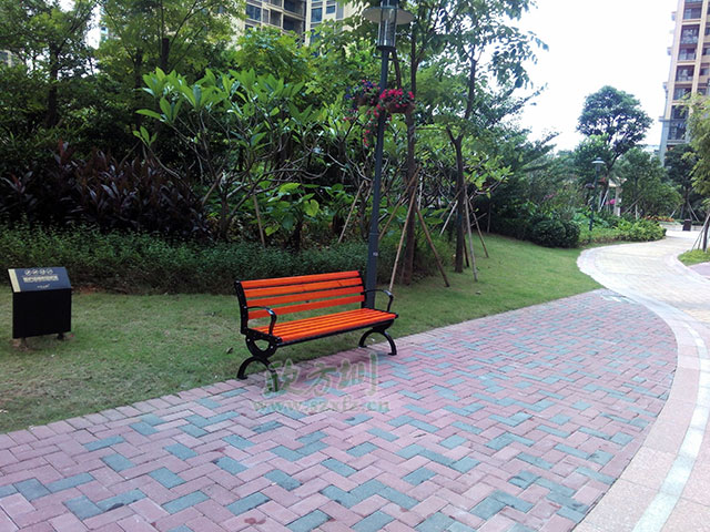  欣方圳垃圾桶廠家這里有您所需的各類垃圾桶產品和園林椅休閑椅，您只需要關注一下您身邊的市場或者來欣方圳官網(wǎng)瞧一瞧。您可以在欣方圳官網(wǎng)的案例里面，看到全國各地區(qū)的用戶案例及各種類型的用戶選擇。這不，深圳觀瀾的一位客戶又一次來我司欣方圳科技有限公司購買了一批鑄鐵有靠背園林椅。       欣方圳的這批P27鑄鐵有靠背園林椅椅腳模具使用電腦雕刻，比一般廠家人工模具鑄鐵椅腳表面更光滑平整。耐壓性極強，同時具備很強的耐熱、耐磨、耐蝕、耐低溫的特性，鑄鐵有靠背園林椅，生產周期較短，給人以粗獷、莊重、穩(wěn)重的感覺，是戶外市政公共設施必選產品。    而且為了防止椅條在受力情況下往下變形，我們欣方圳的每一款休閑椅都在在椅條的下面加了兩條L30*3的熱鍍鋅角鋼加強支撐，加強椅條的支撐能力，有效的將承載力傳遞到椅腿上，防止椅條變形，加強休閑椅的抗沖擊能力，提高鑄鐵有靠背園林椅的壽命。