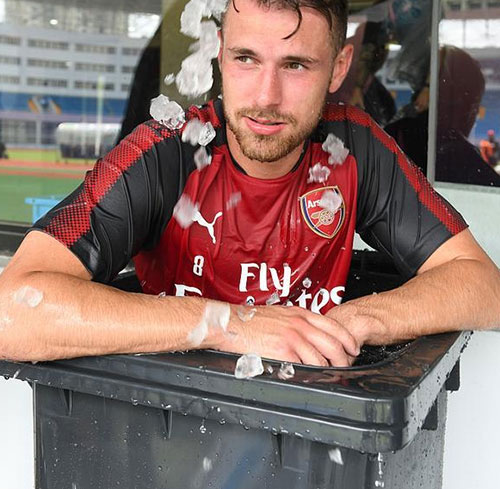 感受中國溫度！阿森納眾將集體鉆進垃圾桶