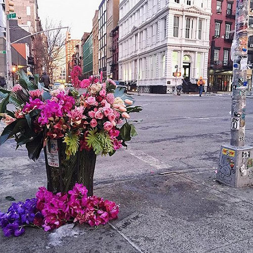 用鮮花，他把紐約的垃圾桶都變成了花瓶