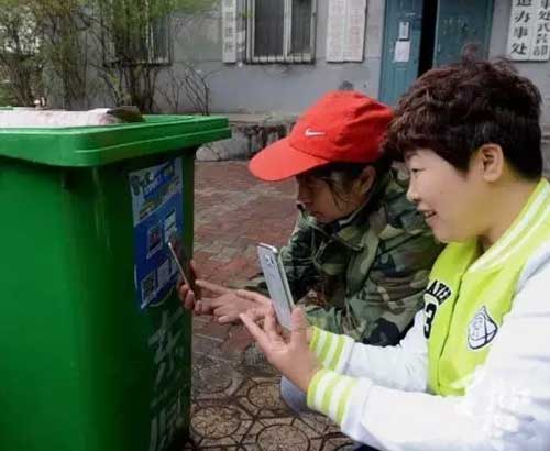 書報亭、早餐車，甚至垃圾桶都有二維碼“身份證”了。